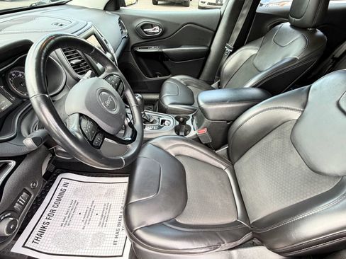Used 2019 Jeep Cherokee Latitude Plus AWD/4WD image 27