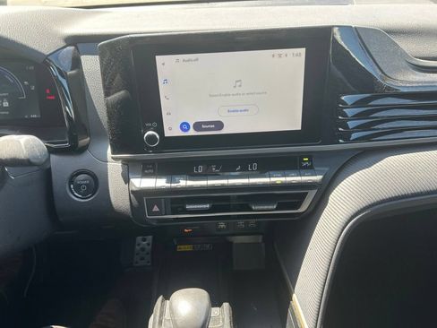 Used 2025 Toyota Camry SE FWD image 3