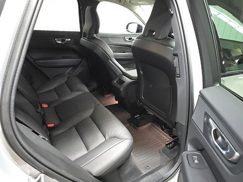 Used 2023 Volvo XC60 B5 Plus image 18