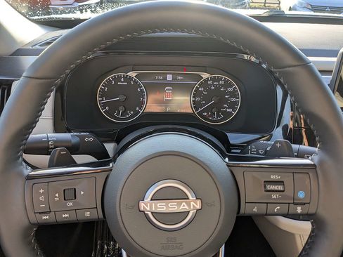 Used 2025 Nissan Pathfinder SL FWD image 31