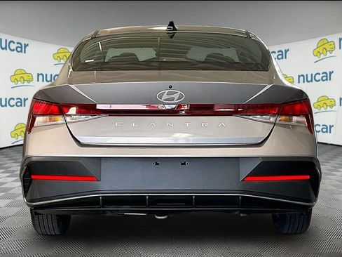 Used 2024 Hyundai Elantra SE FWD image 5
