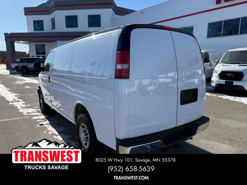 Used 2017 Chevrolet Express 3500 RWD image 3