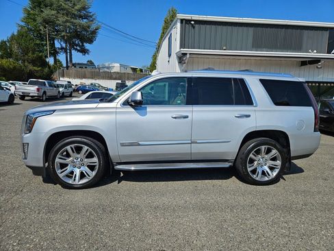 Used 2015 Cadillac Escalade Luxury image 10