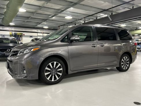 Used 2020 Toyota Sienna Limited Premium AWD/4WD image 5