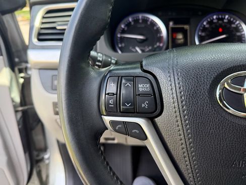 Used 2019 Toyota Highlander XLE FWD image 18
