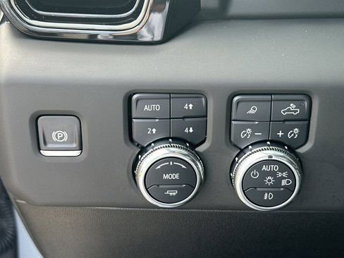 Used 2025 GMC Sierra 2500 AT4X image 25