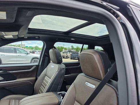 New 2026 GMC Acadia Denali Ultimate w/ LPO, Floor Liner Package AWD/4WD image 10