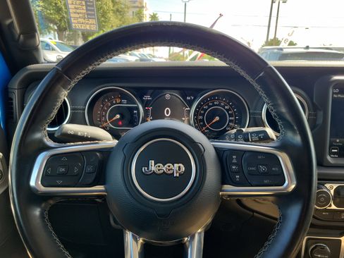 Used 2022 Jeep Wrangler Unlimited Sahara w/ LED Lighting Group AWD/4WD image 15