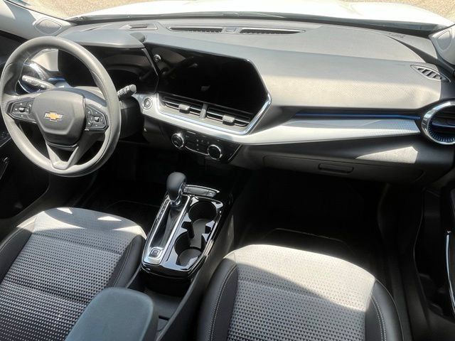 Used 2025 Chevrolet Trax LT FWD image 17