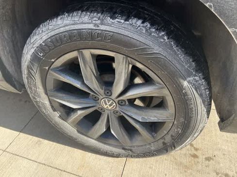 Certified 2022 Volkswagen Tiguan SE w/ Panoramic Sunroof Package image 19