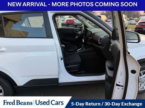 Certified 2024 Hyundai Venue SE image 9