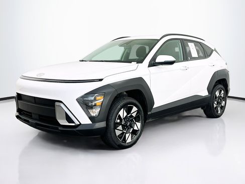 Used 2025 Hyundai Kona SEL image 3