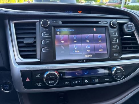 Used 2015 Toyota Highlander XLE image 11