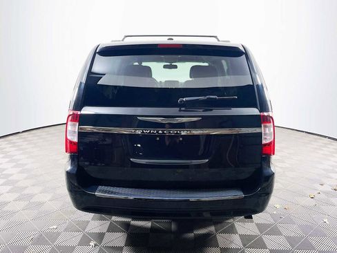 Used 2015 Chrysler Town & Country Touring image 5