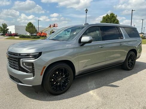 Used 2025 Chevrolet Suburban High Country AWD/4WD image 3
