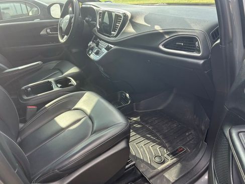 Used 2023 Chrysler Pacifica Touring-L w/ S Appearance Package image 13