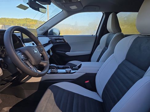 New 2025 Mitsubishi Outlander SE image 11