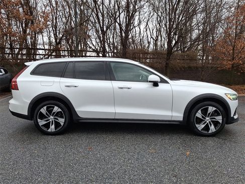 Used 2020 Volvo V60 T5 Cross Country image 7