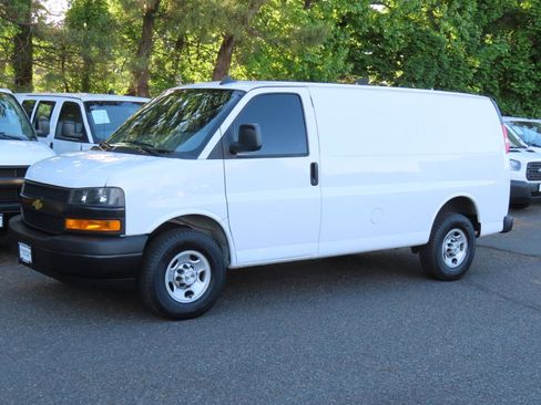 Used 2020 Chevrolet Express 2500 RWD image 2