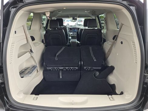 Certified 2024 Chrysler Pacifica Touring-L FWD image 19