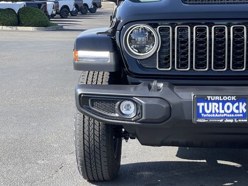 New 2026 Jeep Gladiator Sport AWD/4WD image 3