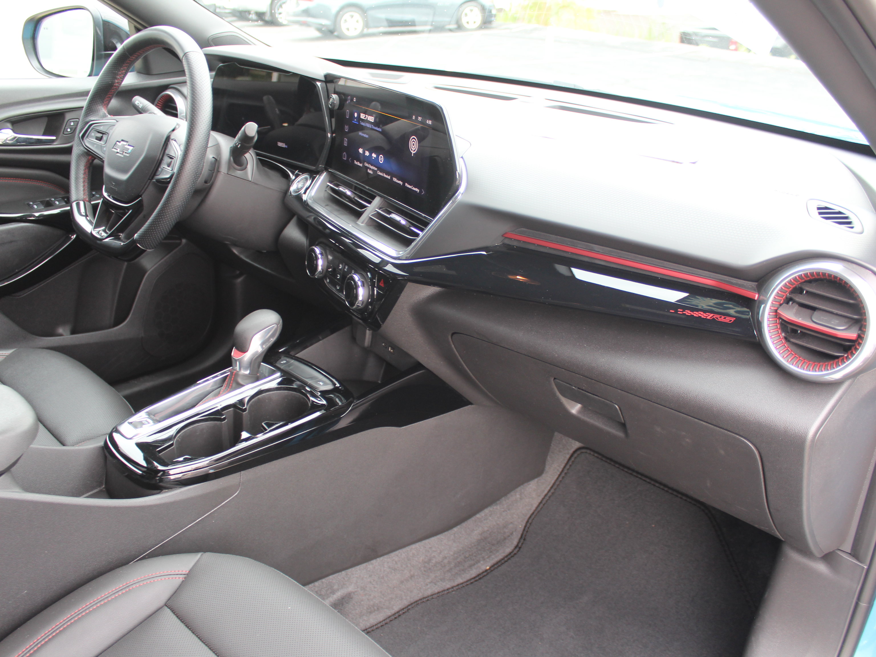 Used 2025 Chevrolet Trax RS w/ Driver Confidence Package FWD image 27