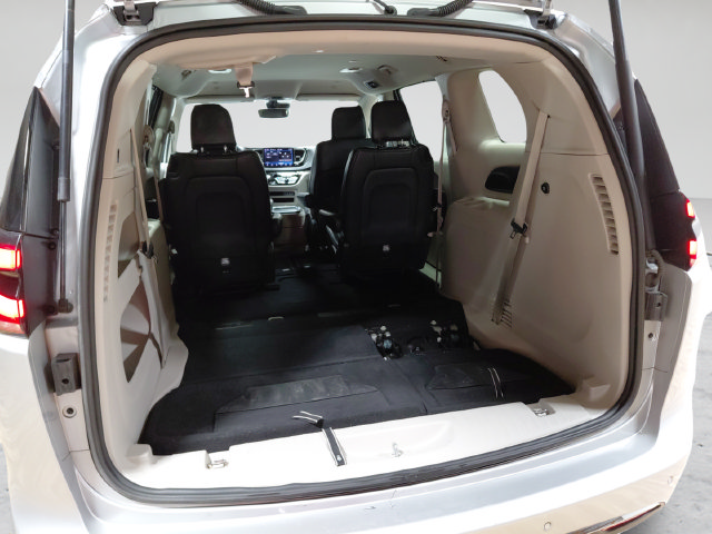 Used 2024 Chrysler Pacifica Touring-L FWD image 17
