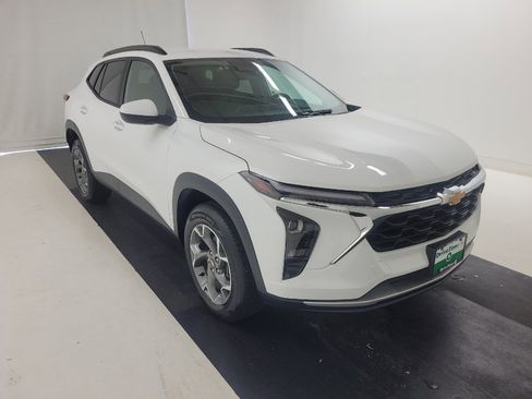 Used 2024 Chevrolet Trax LT w/ LT Convenience Package FWD image 13
