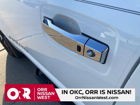 Used 2021 Nissan Titan SV w/ SV Convenience Package image 13