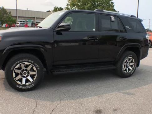 Used 2017 Toyota 4Runner TRD Off-Road AWD/4WD image 4
