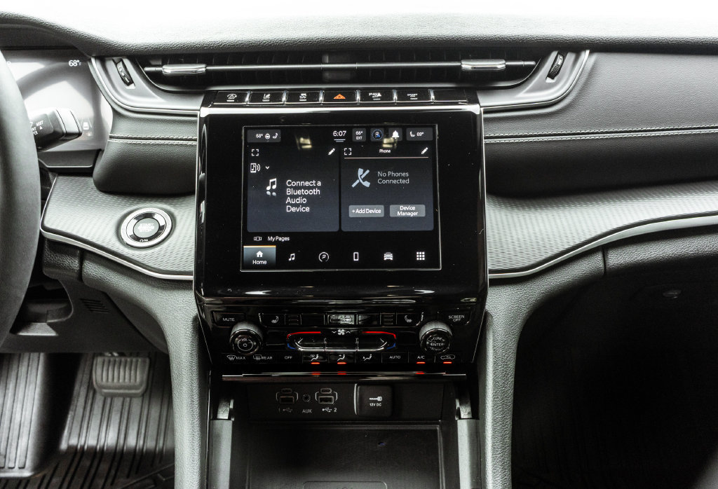 Used 2023 Jeep Grand Cherokee Altitude AWD/4WD image 17