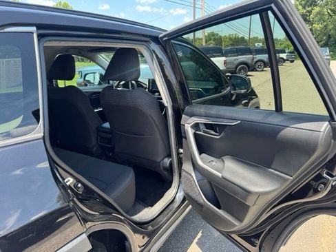 Used 2021 Toyota RAV4 LE FWD image 16
