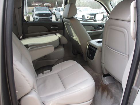 Used 2008 GMC Yukon XL SLT w/ SLT Preferred Equipment Group image 9