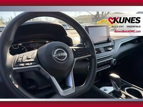 Used 2024 Nissan Altima 2.5 SV image 14