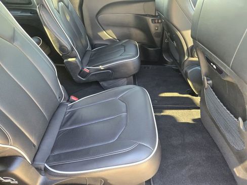 Used 2025 Chrysler Pacifica Limited image 33