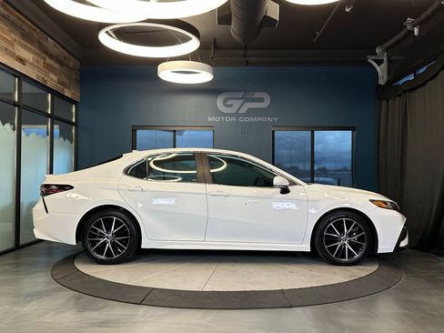 Used 2022 Toyota Camry SE image 2