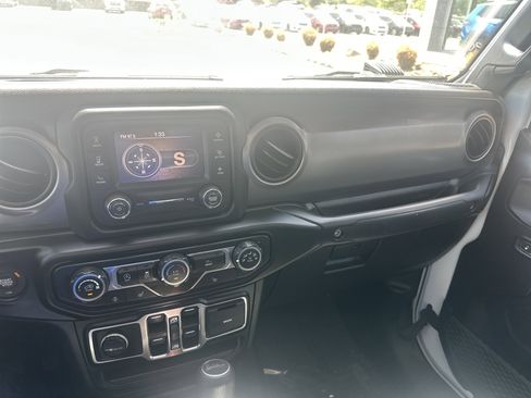 Used 2021 Jeep Gladiator Willys AWD/4WD image 39