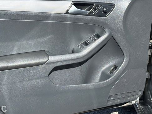 Used 2017 Volkswagen Jetta SE image 16