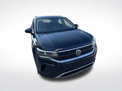 Used 2022 Volkswagen Taos SE FWD image 3