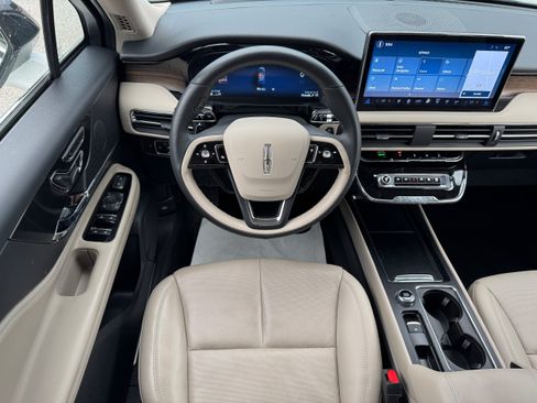 Used 2025 Lincoln Corsair Reserve AWD/4WD image 16