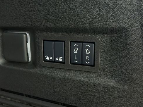 Used 2025 Chevrolet Tahoe High Country image 15