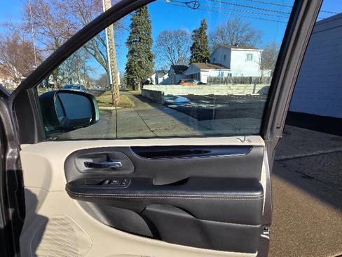 Used 2016 Dodge Grand Caravan SXT image 24
