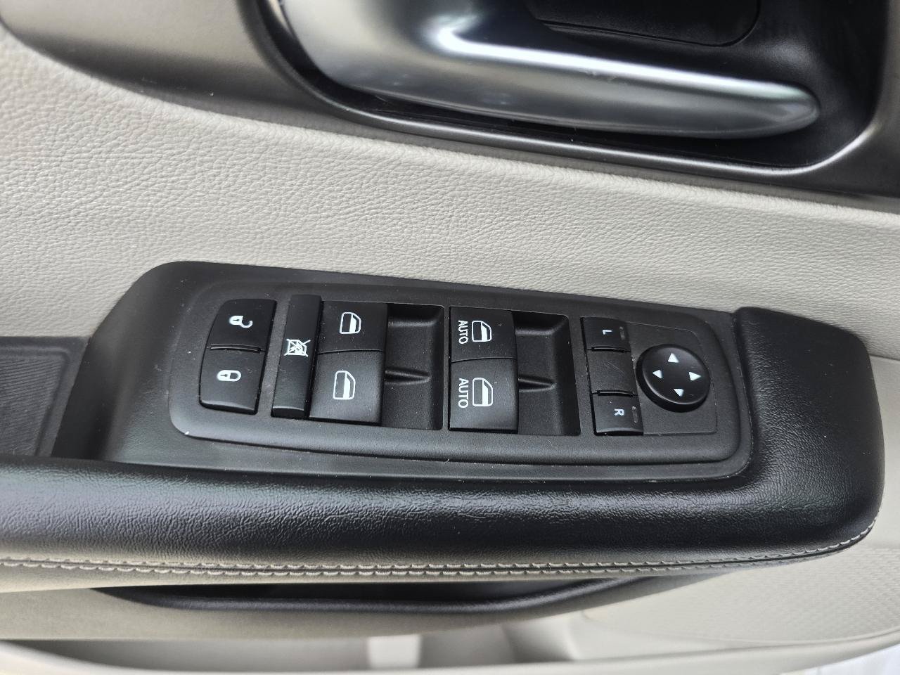 Used 2022 Chrysler Pacifica Touring-L FWD image 17