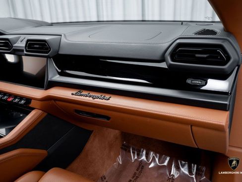 Used 2025 Lamborghini Urus SE image 46
