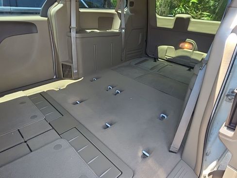 Used 2013 Chrysler Town & Country Touring FWD image 10