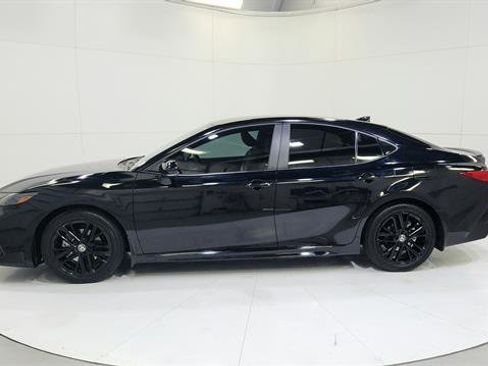 Used 2025 Toyota Camry SE w/ Convenience Package FWD image 5