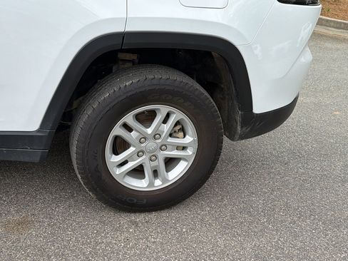 Certified 2024 Jeep Grand Cherokee Laredo AWD/4WD image 12
