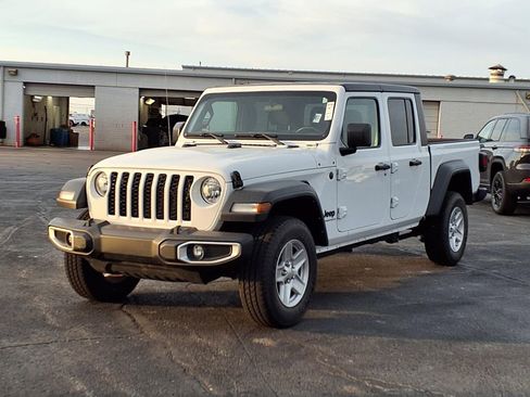 Used 2023 Jeep Gladiator Sport image 2