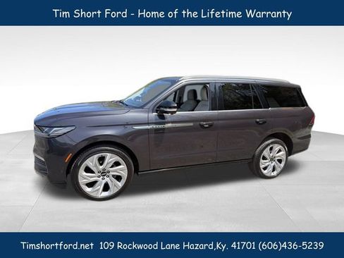 Used 2025 Lincoln Navigator Reserve AWD/4WD image 2