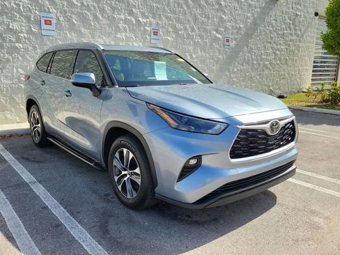 Used 2022 Toyota Highlander XLE FWD image 3
